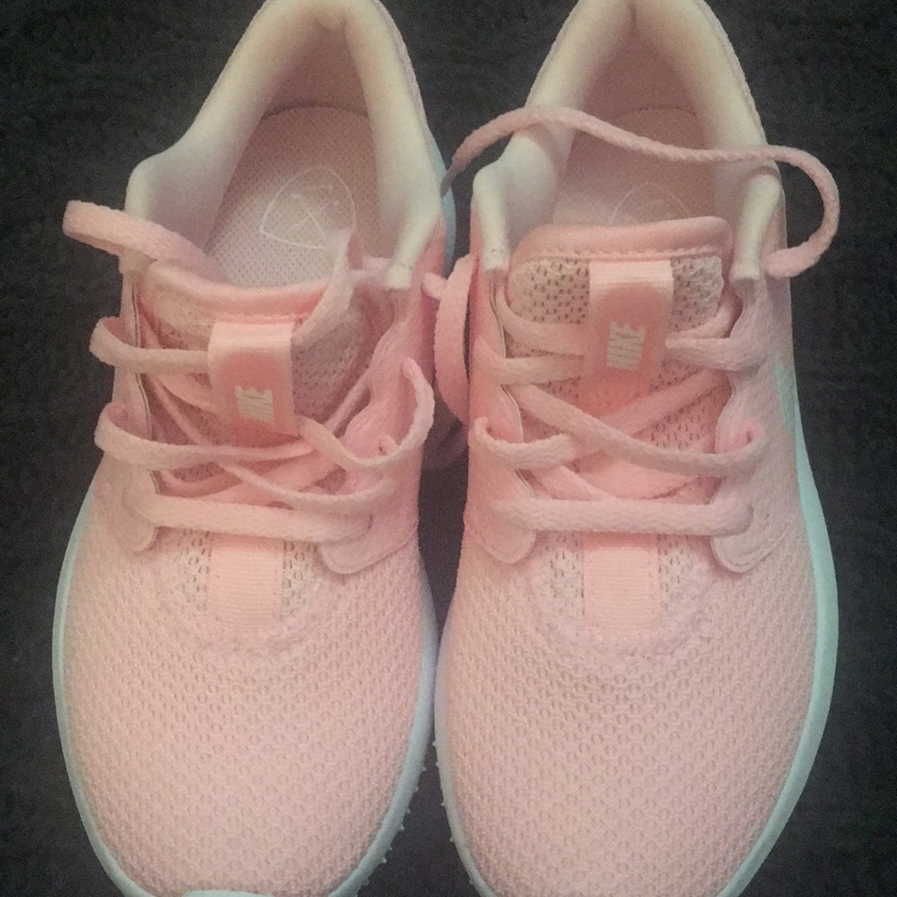 Pink Nike girl golf shoe
